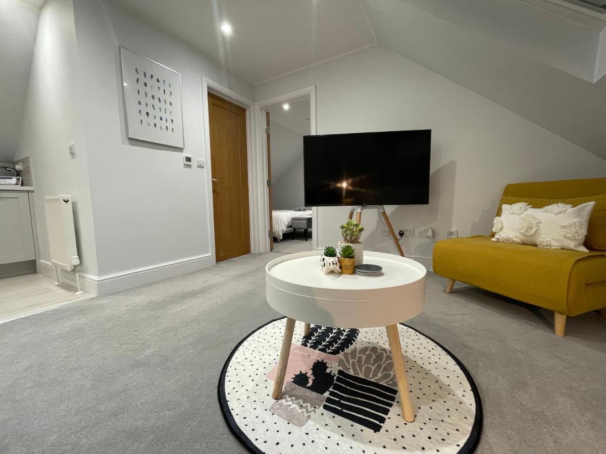 Unique Luxury Detached Apartment In Windsor That Sleeps 4 Exterior foto